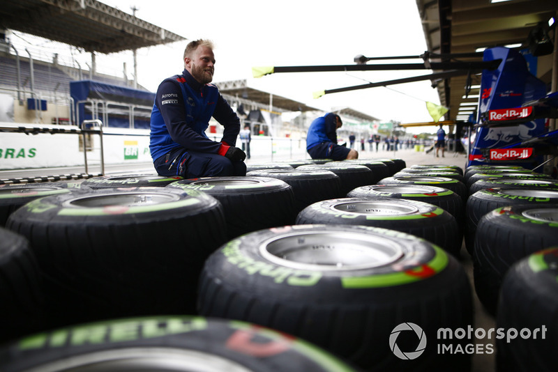 Сотрудник Scuderia Toro Rosso Honda и шины Pirelli