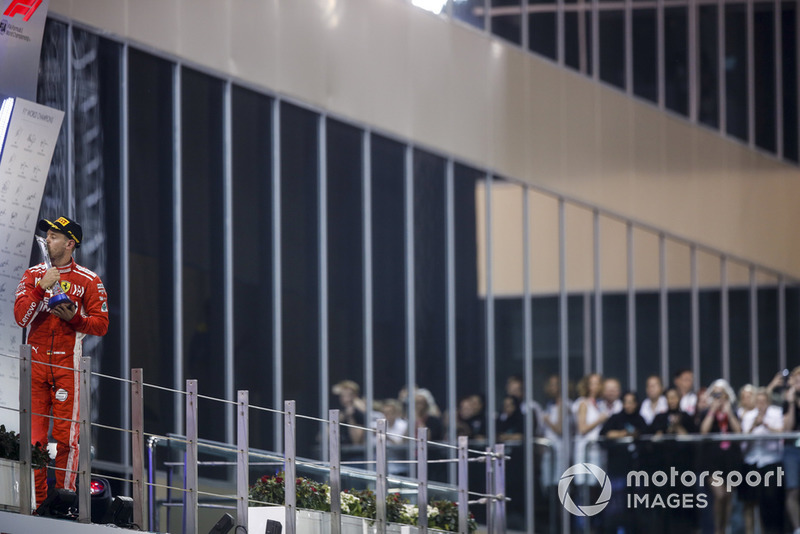 Sebastian Vettel, Ferrari, festeggia sul podio con il trofeo