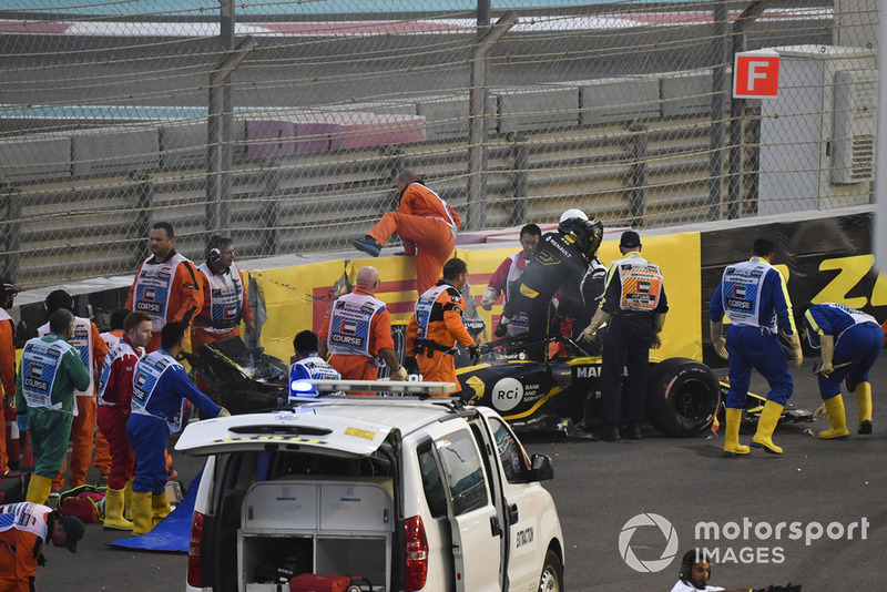 Los médicos y oficiales asisten a Nico Hulkenberg, Renault Sport F1 Team R.S. 18 que se estrelló y volcó en la primera vuelta