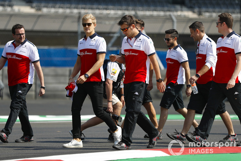 Marcus Ericsson, Sauber, walks the circuit with colleagues