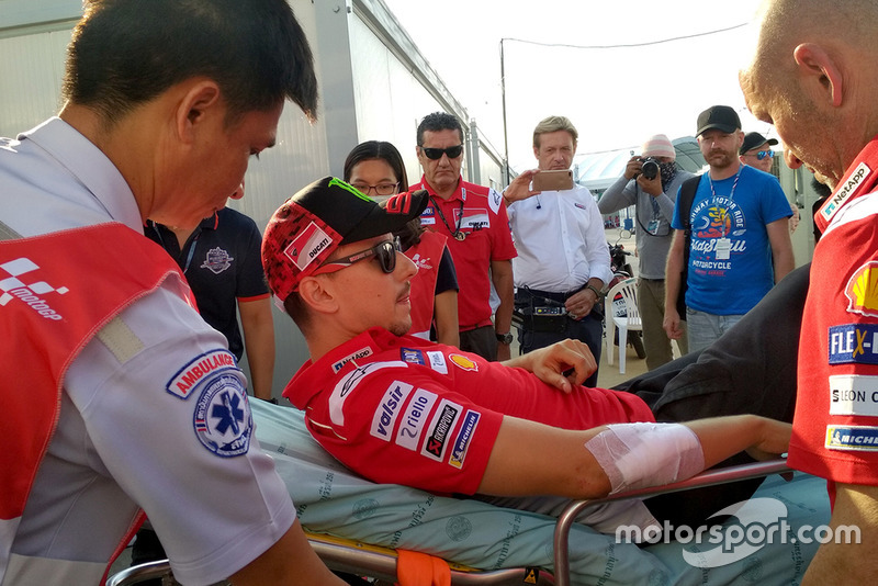 Хорхе Лоренсо, Ducati Team, доправляють до лікарні після аварії