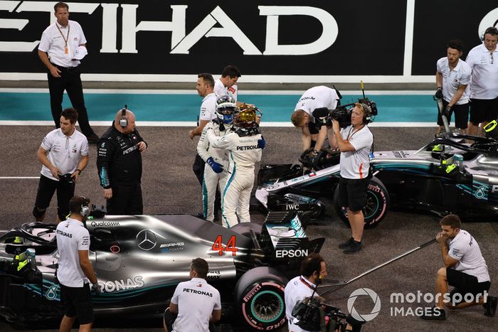 Ganador de la pole Lewis Hamilton, Mercedes AMG F1 W09 EQ Power+ celebra con Valtteri Bottas, Mercedes AMG F1 
