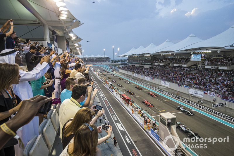 Lewis Hamilton, Mercedes AMG F1 W09 EQ Power+, precede Valtteri Bottas, Mercedes AMG F1 W09 EQ Power+, Sebastian Vettel, Ferrari SF71H, Kimi Raikkonen, Ferrari SF71H, e il resto del gruppo, alla partenza