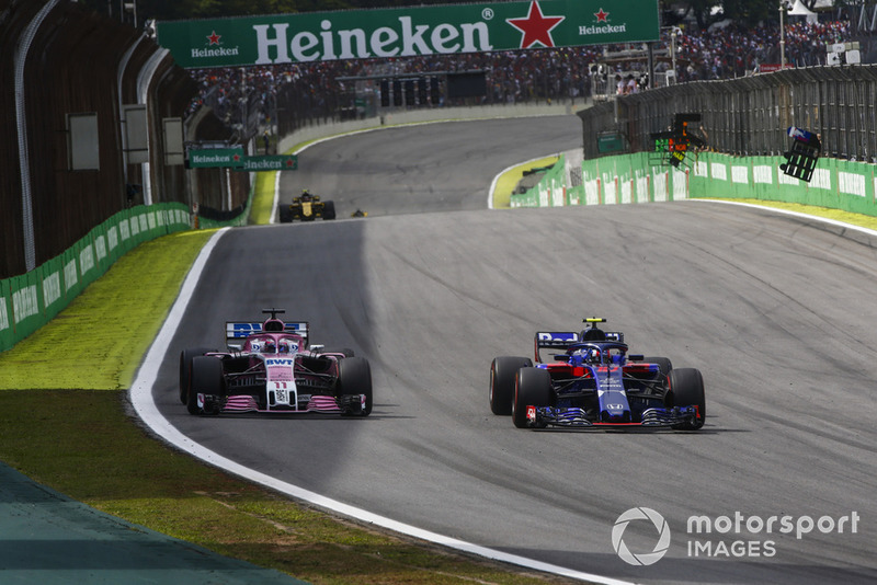 П'єр Гаслі, Scuderia Toro Rosso STR13, та Серхіо Перес, Racing Point Force India VJM11