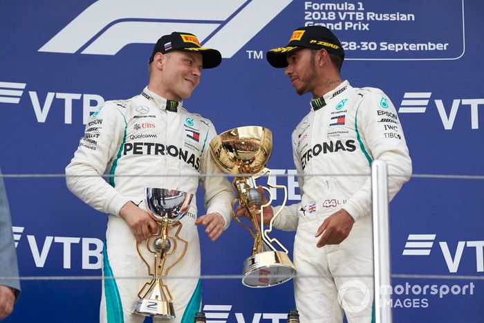Podio: ganador de la carrera Lewis Hamilton, Mercedes AMG F1 y el segundo lugar Valtteri Bottas, Mercedes AMG F1