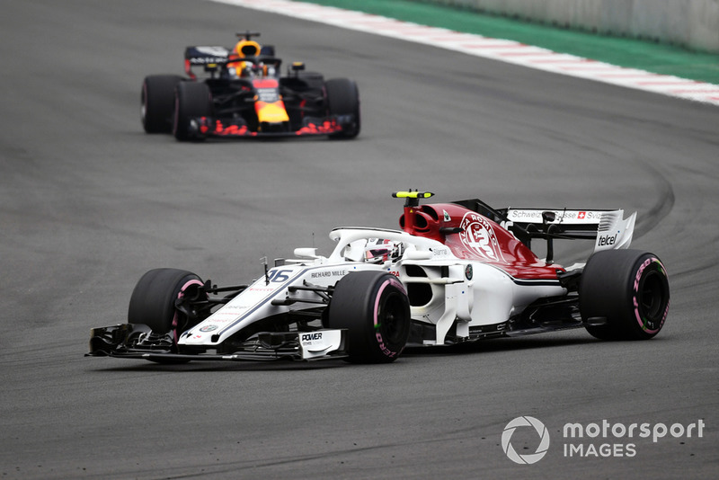 Charles Leclerc, Sauber C37 y Daniel Ricciardo, Red Bull Racing RB14