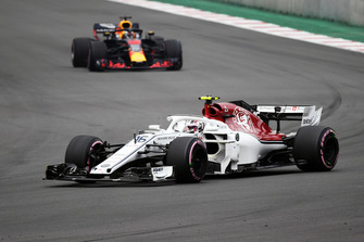 Charles Leclerc, Sauber C37 ve Daniel Ricciardo, Red Bull Racing RB14
