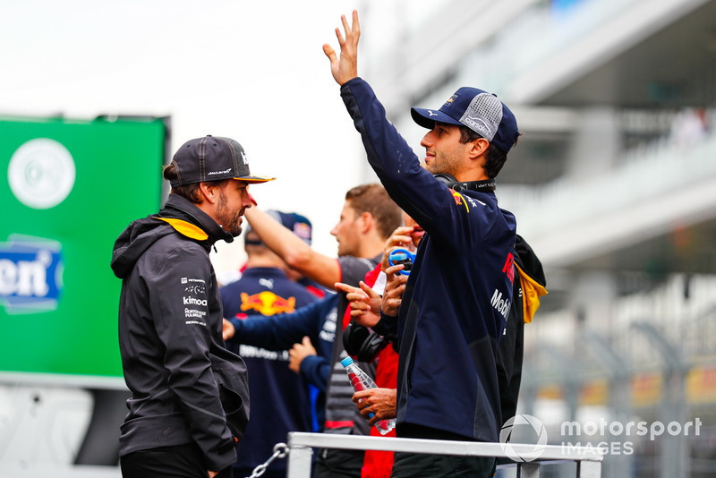 Daniel Ricciardo, Red Bull Racing, saluta il pubblico durante la drivers parade, con Fernando Alonso, McLaren