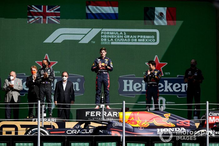 Podio: segundo lugar Lewis Hamilton, Mercedes,  ganador Max Verstappen, Red Bull Racing, tercer lugar Sergio Pérez, Red Bull Racing