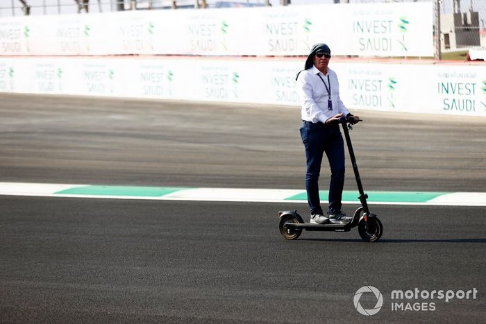 Martin Brundle, de Sky TV, da una vuelta al circuito en scooter