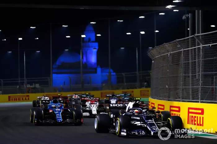 Pierre Gasly, AlphaTauri AT02, Fernando Alonso, Alpine A521, y Kimi Raikkonen, Alfa Romeo Racing C41, en la primera vuelta