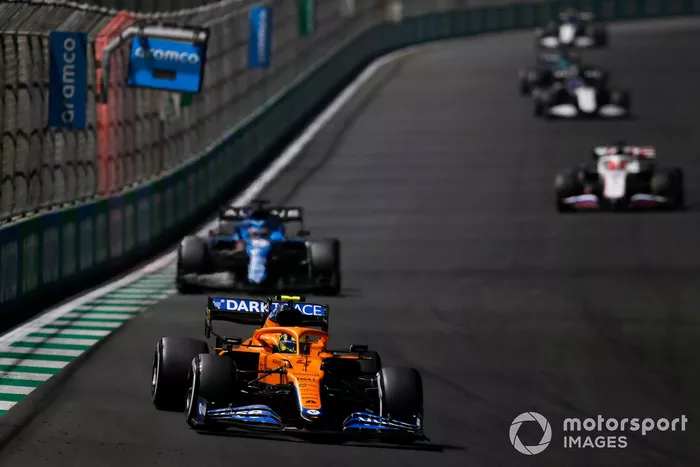 Lando Norris, McLaren MCL35M, Fernando Alonso, Alpine A521