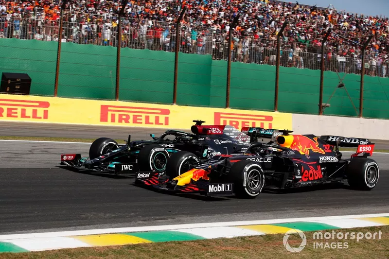 Max Verstappen, Red Bull Racing RB16B, e Lewis Hamilton, Mercedes W12