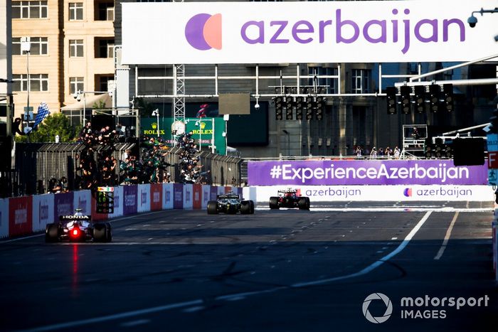 Ganador Sergio Pérez, Red Bull Racing RB16B, se lleva la bandera a cuadros y Sebastian Vettel, Aston Martin AMR21 segundo lugar y tercer lugar  Pierre Gasly, AlphaTauri AT02