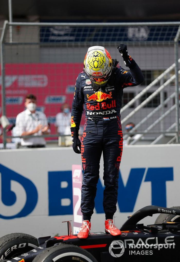 Ganador Max Verstappen, Red Bull Racing, celebra en Parc Ferme