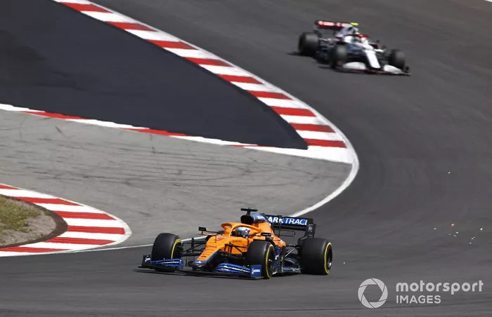 Daniel Ricciardo, McLaren MCL35M, Antonio Giovinazzi, Alfa Romeo Racing C41