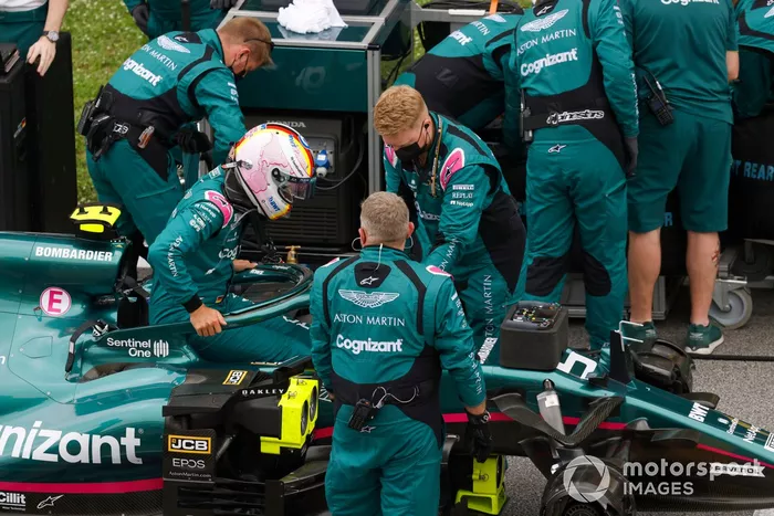 Mecánicos en la parrilla con Sebastian Vettel, Aston Martin AMR21