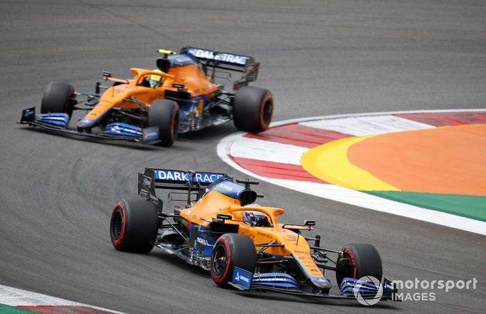 Daniel Ricciardo, McLaren MCL35M, Lando Norris, McLaren MCL35M