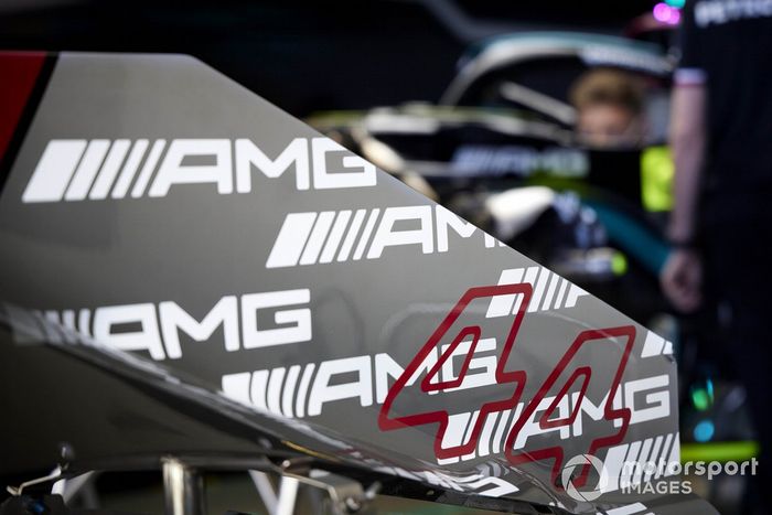 El dorsal #44 de Lewis Hamilton, y la marca de Mercedes en el Mercedes W12 de F1