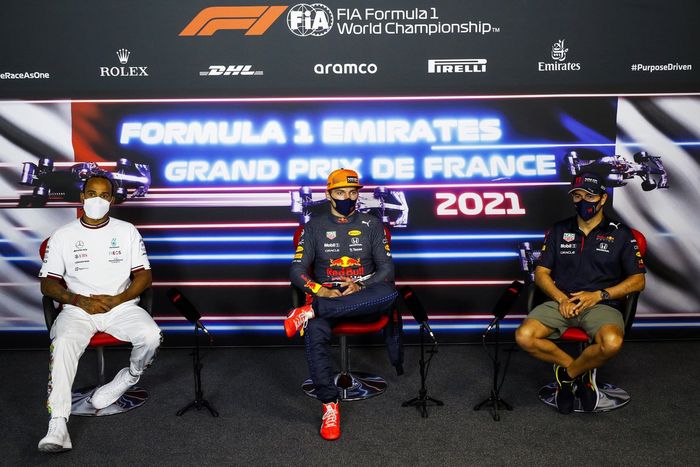 Lewis Hamilton, Mercedes, 2ª posición, Max Verstappen, Red Bull Racing, 1ª posición, y Sergio Pérez, Red Bull Racing, 3ª posición, en la rueda de prensa