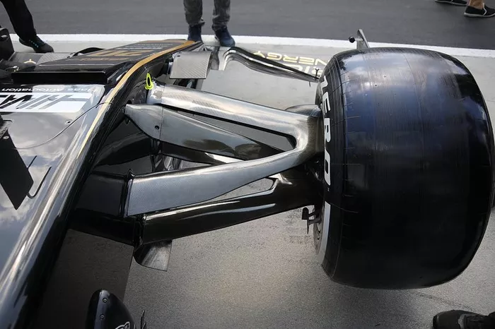Haas F1 Team VF-19, suspensión delantera