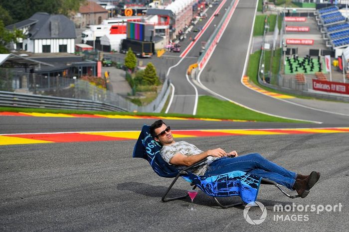 Steve Jones, presentador del Canal 4, se relaja en una tumbona en Eau Rouge