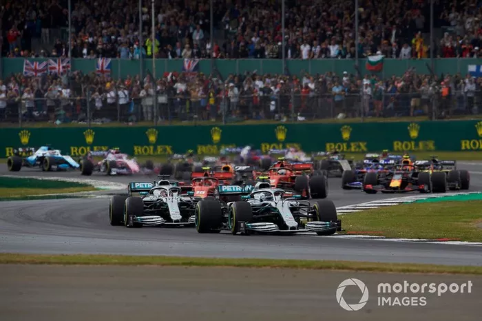 Valtteri Bottas, Mercedes AMG W10, precede Lewis Hamilton, Mercedes AMG F1 W10, Charles Leclerc, Ferrari SF90, Max Verstappen, Red Bull Racing RB15, Sebastian Vettel, Ferrari SF90, Pierre Gasly, Red Bull Racing RB15, e il resto delle auto all'inizio