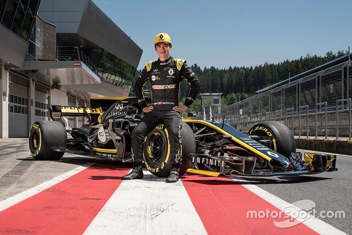Guanyu Zhou, Renault Sport Academy, prueba el  Renault 2017 F1 en Austria