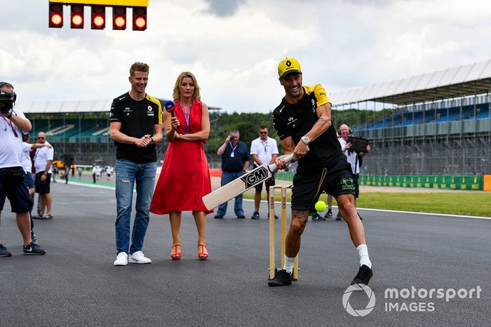 Nico Hulkenberg, Renault F1 Team y Daniel Ricciardo, Renault F1 Team juegan a cricket con Rachel Brookes, Sky TV