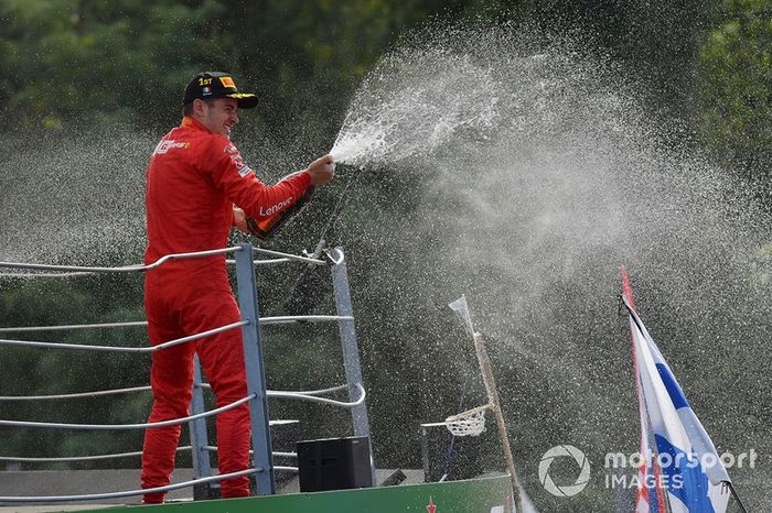 Charles Leclerc, Ferrari, primo classificato, spruzza lo Champagne