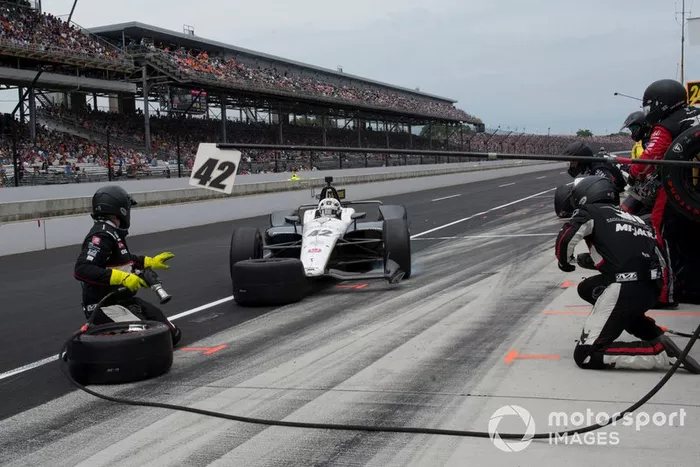 Jordan King, Rahal Letterman Lanigan Racing Honda, se desliza en boxes durante la carrera
