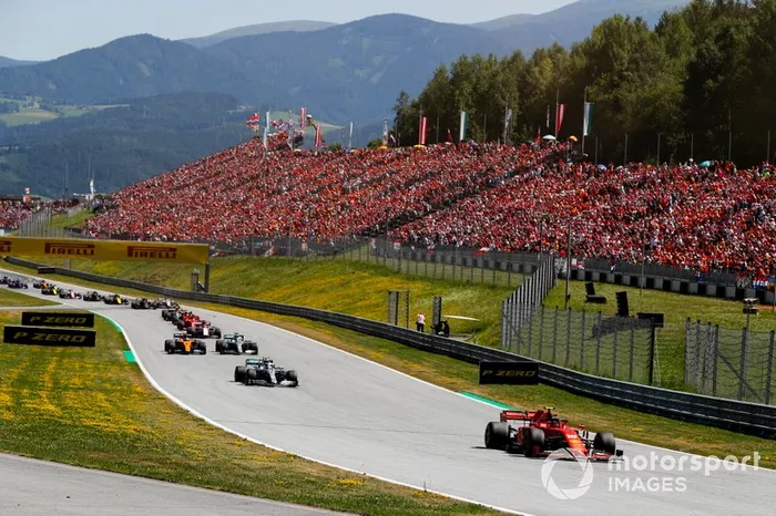 Charles Leclerc, Ferrari SF90, precede Valtteri Bottas, Mercedes AMG W10, Lewis Hamilton, Mercedes AMG F1 W10, Lando Norris, McLaren MCL34, Kimi Raikkonen, Alfa Romeo Racing C38, e il rest delle auto all'inizio