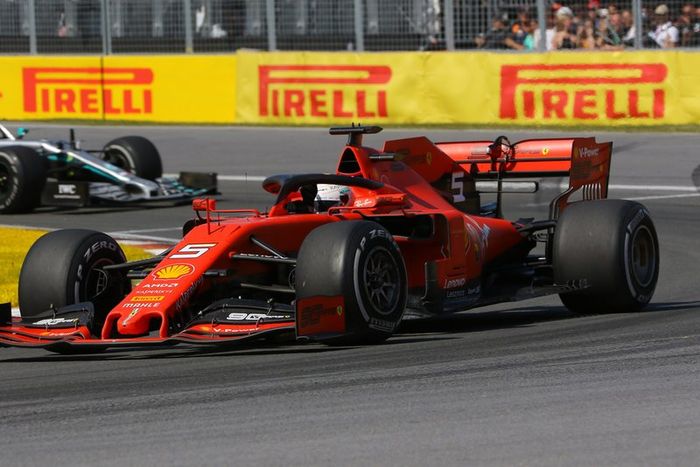 Sebastian Vettel, Ferrari SF90, precede Lewis Hamilton, Mercedes AMG F1 W10