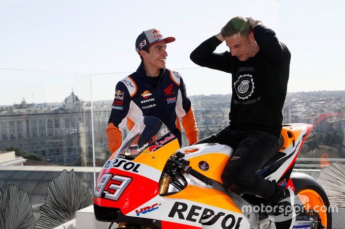 Marc Márquez le enseña su HRC a Joaquín, futbolista del Betis