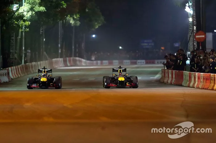 David Coulthard y Jake Dennis en el show de Red Bull en Hanoi