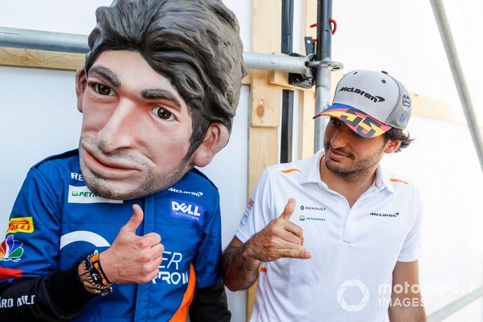 Carlos Sainz Jr., McLaren con una botarga