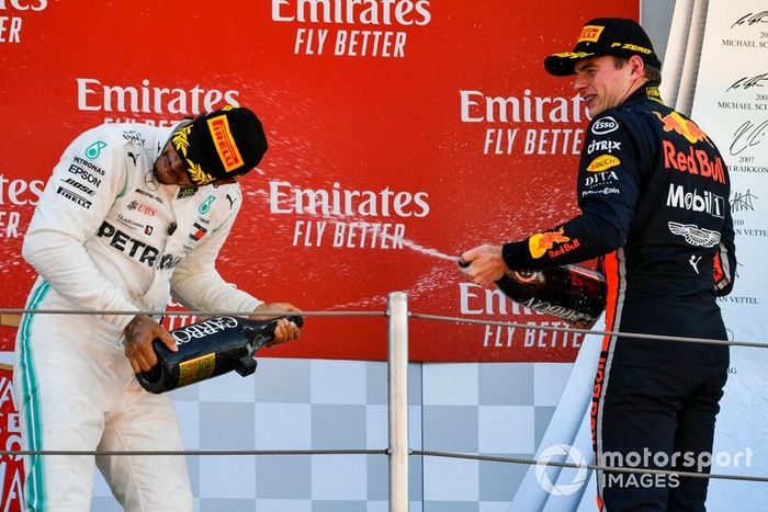 Podio: ganador de la carrera Lewis Hamilton, Mercedes AMG F1 y tercer lugar Max Verstappen, Red Bull Racing