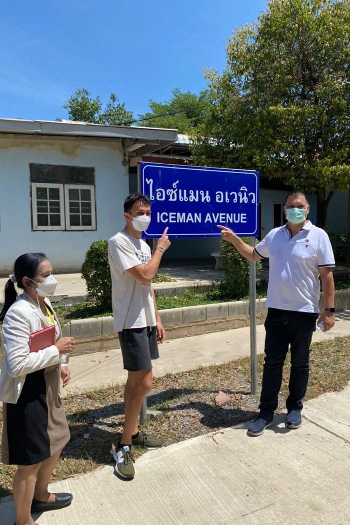Alex Albon visita a los niños del orfanato Wat Sakaeo de Tailandia