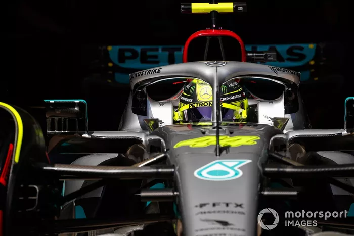 Lewis Hamilton, Mercedes W13, sale del garaje