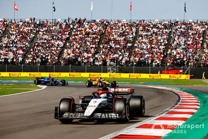 Daniel Ricciardo, AlphaTauri AT04, Oscar Piastri, McLaren MCL60, Alex Albon, Williams FW45