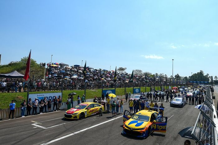 Momentos que antecedem a largada da Stock Car no Velopark