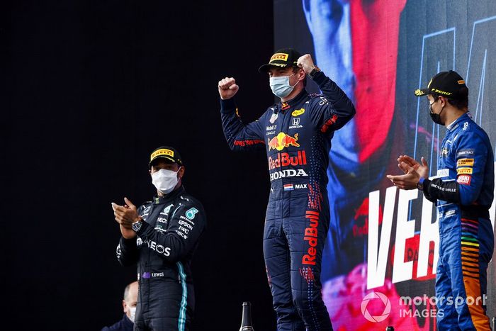 Podio: segundo lugar Lewis Hamilton, Mercedes, ganador Max Verstappen, Red Bull Racing, y el tercer lugar Lando Norris, McLaren