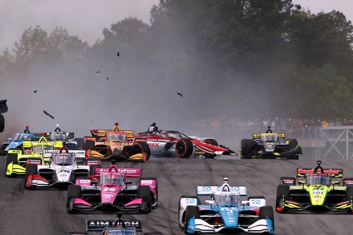 Choque en la salida de Felix Rosenqvist, Arrow McLaren SP Chevrolet, Ryan Hunter-Reay, Andretti Autosport Honda , Rinus VeeKay, Ed Carpenter Racing Chevrolet