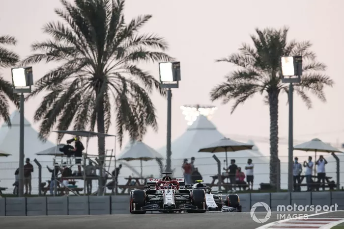 Kimi Raikkonen, Alfa Romeo Racing C39, Pierre Gasly, AlphaTauri AT01