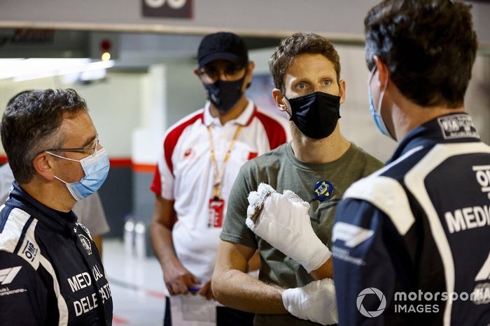 Romain Grosjean, Haas F1 se reúne con el doctor Ian Robert y el piloto del coche médico Alan van der Merwe que lo asistió en su accidente