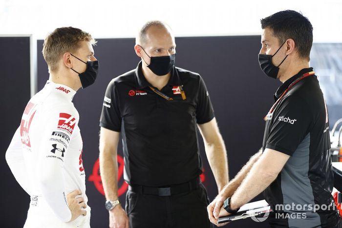 Mick Schumacher, Haas F1, habla con Gary Gannon