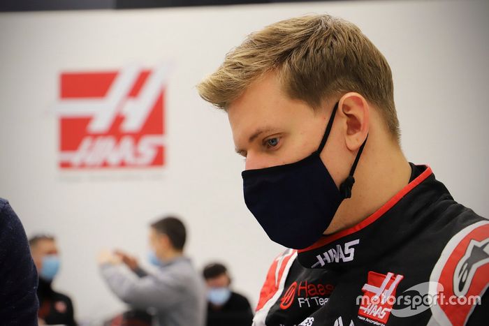 Mick Schumacher y su ajuste de su asiento con Haas