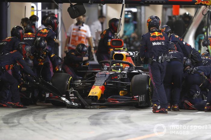 Sergio Pérez, Red Bull Racing RB16B, pit stop