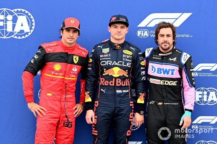 Los tres primeros clasificados: tercer puesto Carlos Sainz, Ferrari, el hombre de la pole Max Verstappen, Red Bull Racing, segundo puesto Fernando Alonso, Alpine F1 Team