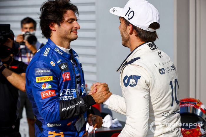 El segundo lugar Carlos Sainz Jr., McLaren y el ganado Pierre Gasly, AlphaTauri celebran